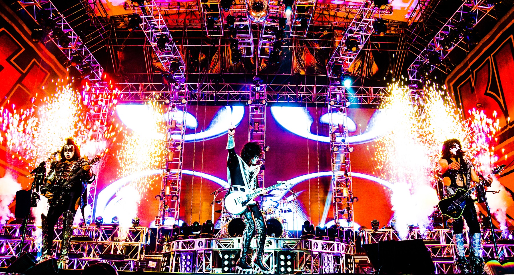 KISS LAUNCHES 2015 EUROPEAN TOUR TONIGHT IN MUNICH! Paul Stanley